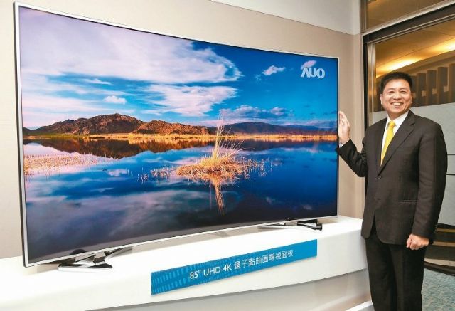 Paul Peng, AUO's president, introduces an 85-inch 4K LCD TV panel. (photo from UDN)