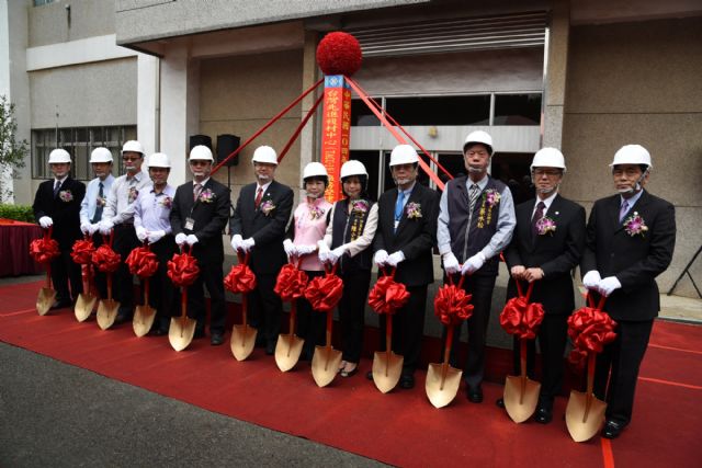 AIDC chairman Anson Liao (6th from left) and VIPs break ground for the aerospace maker's TACC-19 factory. (photo from AIDC)