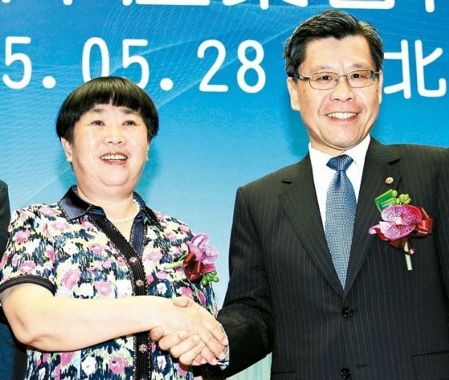 Bai Weimin (left), vice president of CVIA, and Francis Liang, chairman of TAITRA, at a press conference before the cross-strait FPD industry seminar held in Taipei, Taiwan. (photo from UDN).