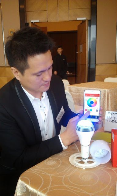 Mipow’s global marketing director, Sunny Ng, demonstrates the smartphone-controlled PLAYBULB Color LED speaker-bulb. 