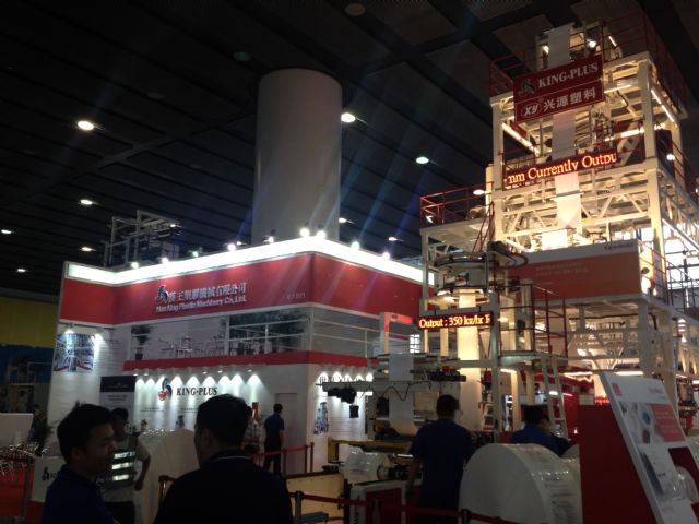 King-Plus branded 3-layer heavy-duty blow film machine draws  constant influx of buyers to Han King’s booth at the show.