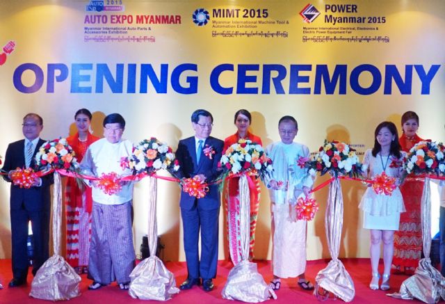 TAITRA’s chairman Francis Liang (center), Yangon Divisional Minister for Electrical Power and Industry Nyan Tun Oo (second from right), UMFCCI president Win Aung (second from left) and TAITRA chief executive officer Peter Huang (first from left). attended the ribbon-cutting ceremony for the three concurrent trade fairs. (photo courtesy of TAITRA)