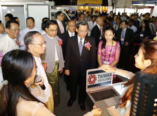 Asus’ Zenbook US305 laptop demonstrated at the Taiwan Excellence exhibition area of the 3-in-1 trade fair. (photo courtesy of TAITRA)