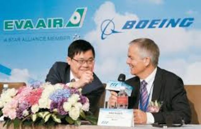 EVA Air chairman K.W. Chang (left) and Boeing senior deputy president John Wojick at the press conference to sign the agreement for five new Boeing 777-400F freighters. (photo courtesy of UDN.com)