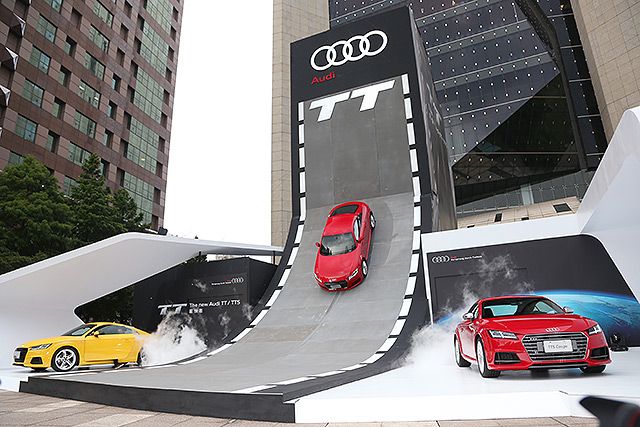 To highlight it brand image in the performance-car segment, Audi Taiwan set up an eye-catching ski-slope-like  stage in downtown Taipei to promote the latest Audi TT/TTS coupes. (photo from U-Car News)