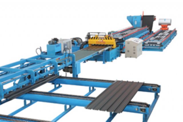 Fully automatic cold roll forming machine for roofing panel making.