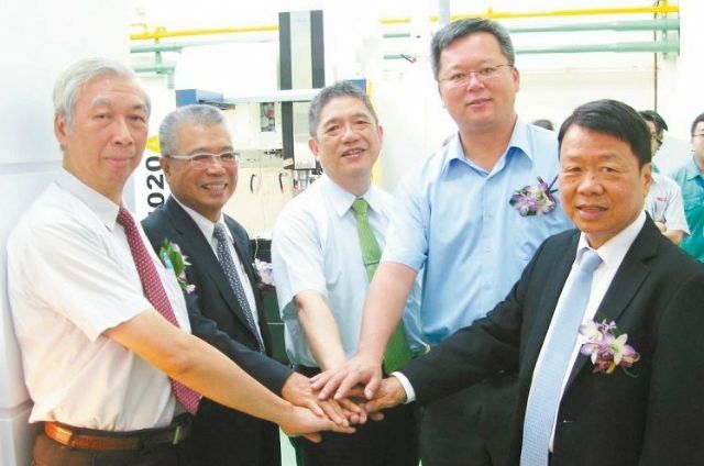 (From right to left) Fair Friend Chairman Jimmy Chu, PMC Yeong Chin Chairman B.Y. Chen, PMC Chairman J.H. Yen, Quasar Chairman R.M. Hsieh, and WELEE Chairman Y.C. Guang announce the establishment of the software-development lab. 