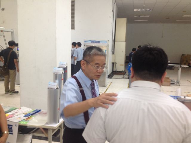 Benker Liao, Benison president, busy greeting visitors and introducing machines at the venue.