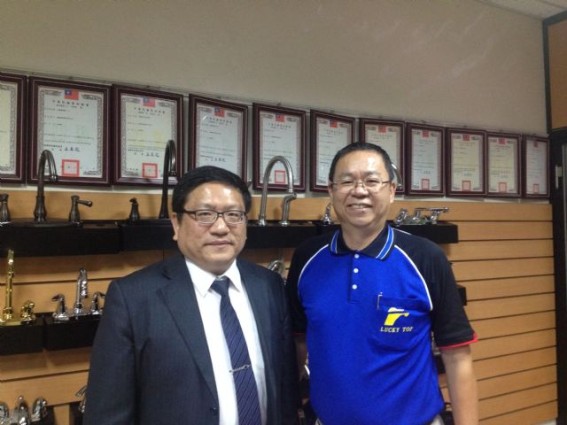 Y.D. Wu (right), PAT chairman, and CENS’s general manager Tommy Ni.