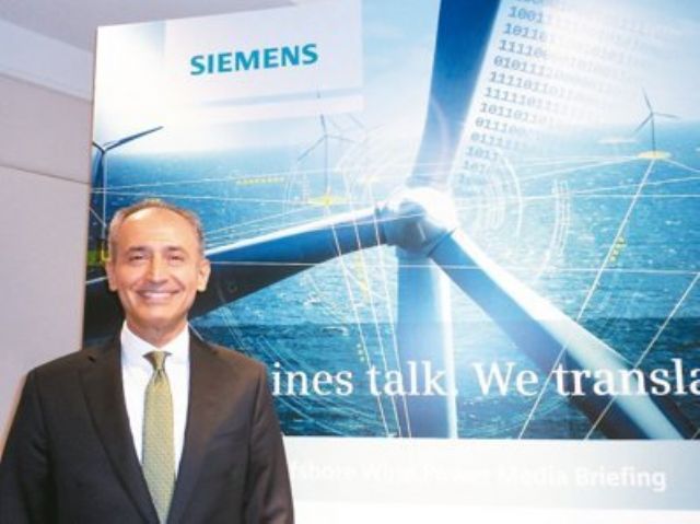 Erdal Elver, president and CEO of Siemens Taiwan, introduces the company's wind turbine product. (photo from UDN)