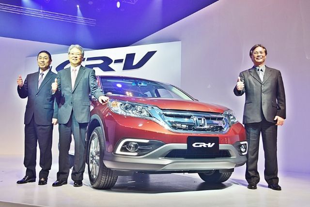 Hisao Kobayashi (second from left), president of Honda Taiwan, introduces the Honda CR-V, the best-selling locally-assembled SUV in Taiwan for many years. (photo from UDN)