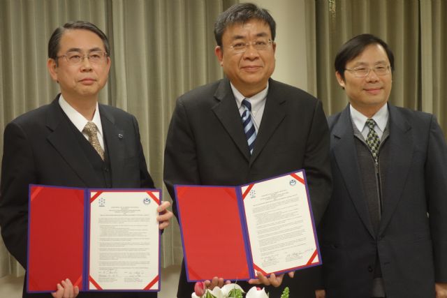 From left, Dr. K. Takanashi, director of IMR; H.C. Fu, MIRDC CEO; and C.N. Lin, director-general of Bureau of Energy under Taiwan’s Ministry of Economic Affairs at MOU signing ceremony in mid-December 2015 (photo courtesy of MIRDC).