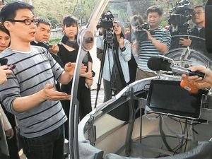 Michael Lin (left), Taiwanese research assistant at MIT Media Labs and core proponent of the PEV project. (photo from UDN) 