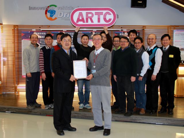SGS' representative presents ISO 26262 certificate  to ARTC's vice president Liao Chiu-ching (right). (photo from ARTC) 
