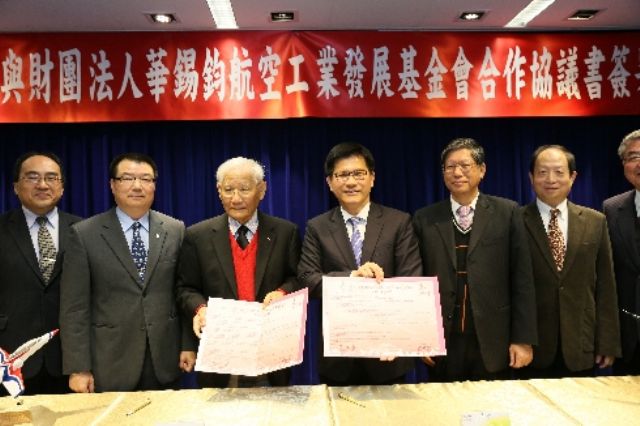 Taichung City Mayor Lin Chia-lung (4th from right) with Hwa Hsih-jun (third from right), founder of H.H.J. Aerospace Industry Development Foundation, after signing strategic cooperation agreement. (photo from Taichung City Government).