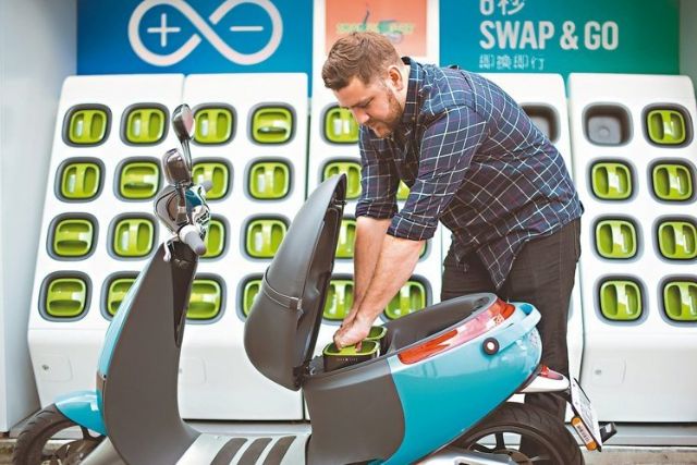 The GoStation battery-swapping station developed by Gogoro looks like an auto teller machine with eight slots for battery packs used also on Teslas. (photo from UDN) The GoStation battery-swapping station developed by Gogoro looks like an auto teller machine with eight slots for battery packs used also on Teslas. (photo from UDN)