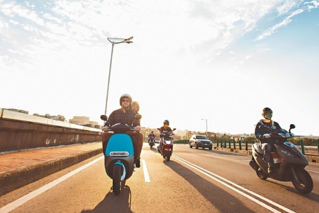 According to Luke, Gogoro's CEO, riding a scooter doesn't have to be a dusty commute but enjoyable urban trip. (photo from UDN) According to Luke, Gogoro's CEO, riding a scooter doesn't have to be a dusty commute but enjoyable urban trip. (photo from UDN)