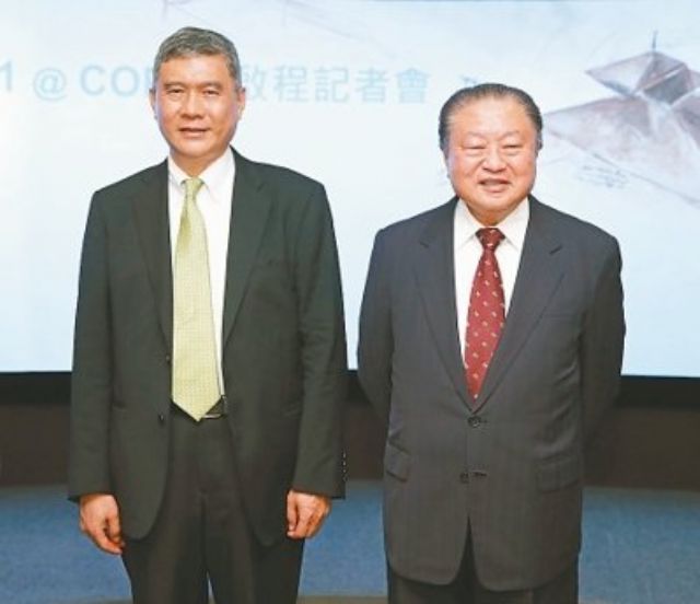 Delta's founder Bruce Cheng (right), and chairman Yancey Hai (photo from UDN).