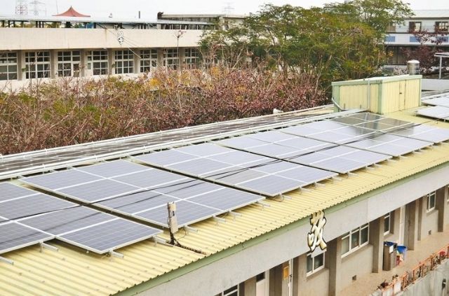 Solar-power equipment installed on a school rooftop in Taiwan. (photo from UDN)     
