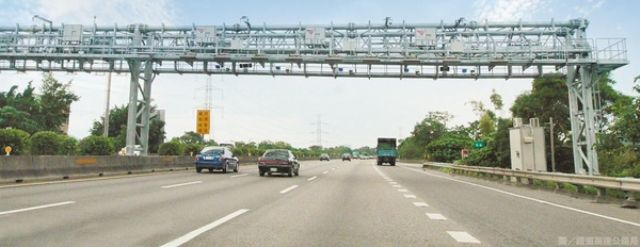 FETC is tapping overseas markets for its e-Tag ETC system. (Pictured is a structure on a freeway in Taiwan integrated with  e-Tag surveillance cameras) 