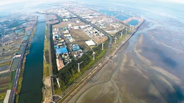 Bird's-eye view over wind turbines installed in the Changhua costal area, central Taiwan. (photo from UDN) 