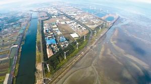 Bird's-eye view over wind turbines installed in the Changhua costal area, central Taiwan. (photo from UDN) 