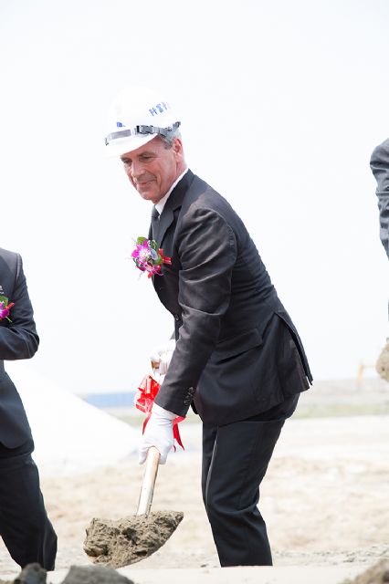 vanBaerle’s CEO-cum-owner Daniel Schenk was present in the ground-breaking ceremony held in Taichugn Port in late March for the planned silicate plant in Taiwan.