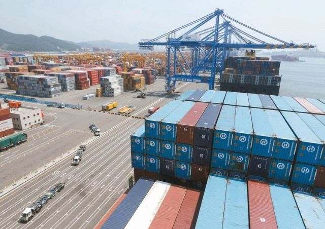 Taiwan’s overall export orders in May totaled US$33.73 billion, down 5.8 percent year on year (photo courtesy of UDN.com).