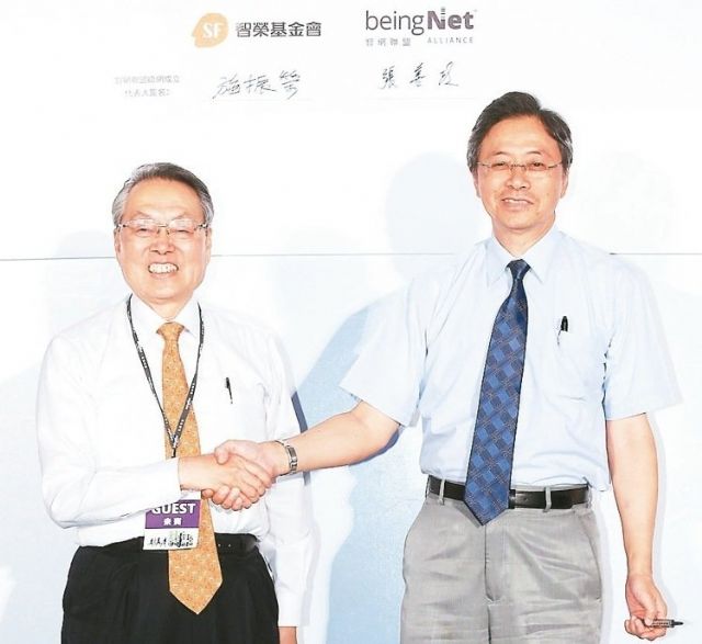 Acer founder Stan Shih (left) appoints Taiwan former premier Simon Chang as president of the beingNet Alliance (photo courtesy of UDN.com).