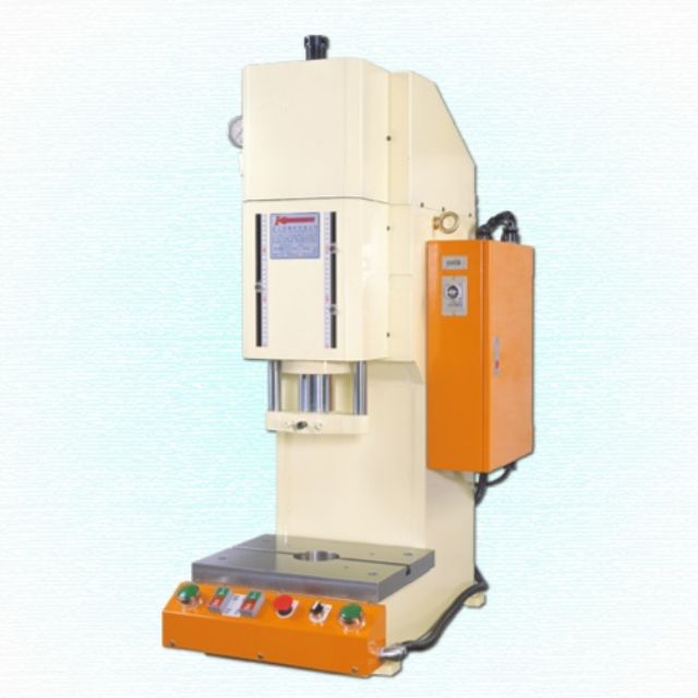 King Shang Yuan supplies a variety of hydraulic punching machines (photographed by CENS.com).