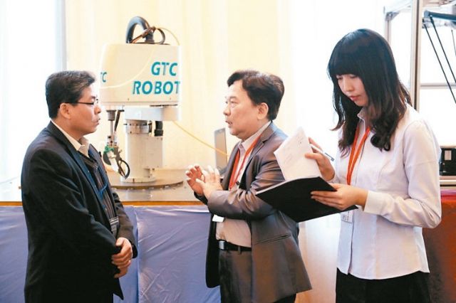 GTC’s president E.D. Wang (center) was introducing GTC-branded reducers to customers (photo courtesy of UDN.com).