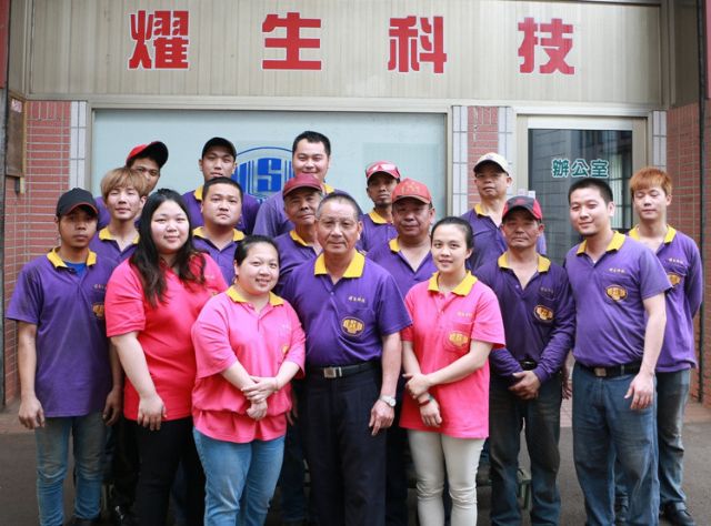 Yao Sheng's chairman M.S. Lu (center, front row) and his workers (photo courtesy of UDN.com).