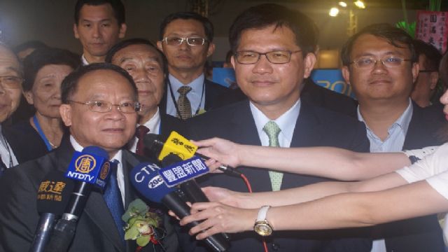 Taichung Mayor Lin Chia-lung (center, front row), and THTMA chairman Yu Hsian-chen (left) among celebrities were present at THS 2016 (photo courtesy of EDN).