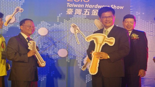 Taichung Mayor Lin and THTMA chairman Yu together presided over the opening ceremony for the show (photo courtesy of EDN).