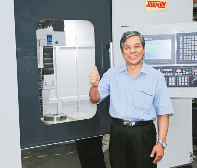 Chairman S.T. Lin of Joen Lih introduces JL-2025X Five-axis Milling & Grinding Machine (photo courtesy of Joen Lih). 