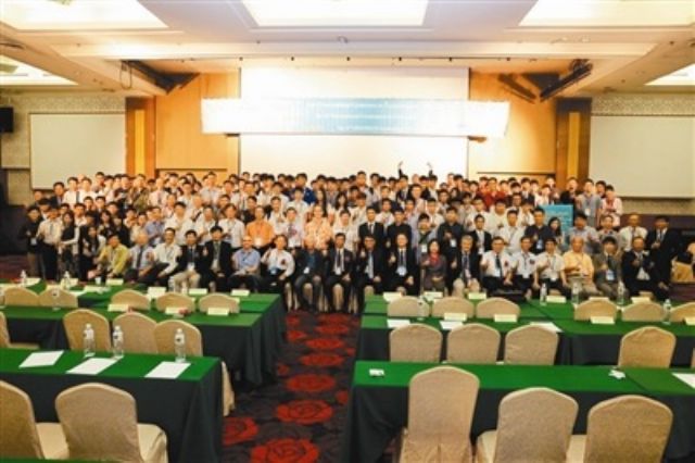 C.J. Wang (sixth from left) attends a thesis contest held together by Spintech and its partners (photographed by Huang Chih-chong).