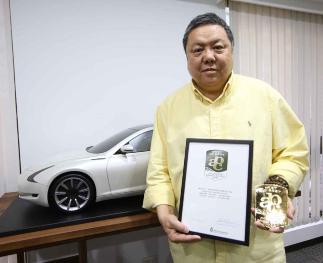 昶洧公司董事長沈瑋展示去年法蘭克福車展展示的概念車獲兩項設計大獎。 毛洪霖/攝影