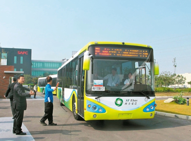 工業局輔導唐榮車輛公司生產電動巴士，首批電動巴士陸續上路。 記者林保光／攝影