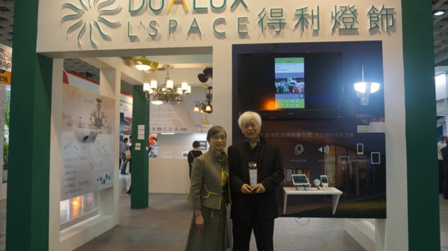 新世代照明公司董事長陳家德（右）與夫人陳綉美於獲獎會場合影。 楊連基／攝影