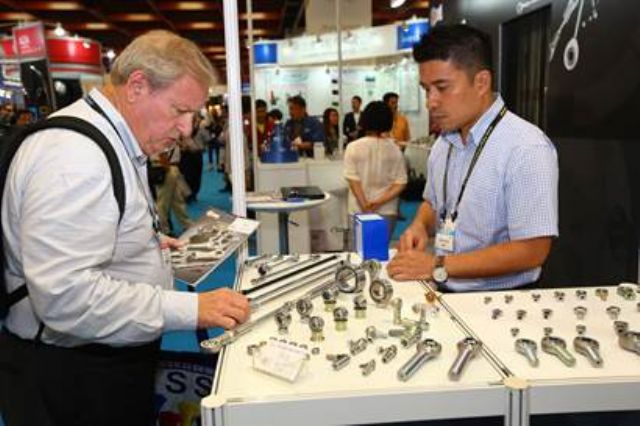 A foreign buyer was seeking more details on a parts company at the show (photo courtesy of TAITRA).