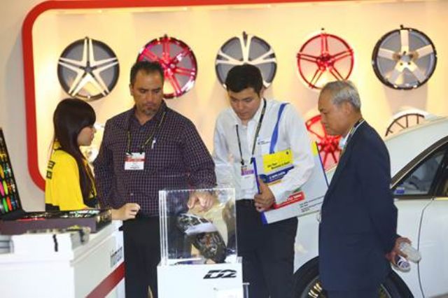 Foreign buyers were learning about products at the show (photo courtesy of TAITRA).