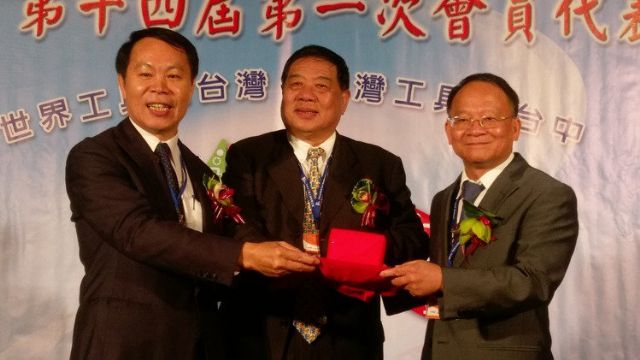 S.C. Yu (right) received the chairmanship seal from the ex-chairman Arthur Wu (left) under the witness of THTMA’s honorary chairman Mark Lin (center) in mid-September 2016 (photo courtesy of EDN).