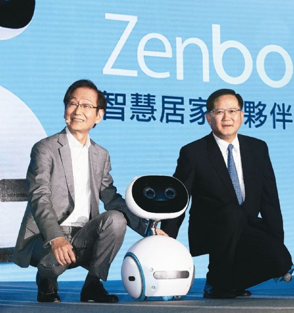 Asustek’s chairman Jonney Shih (left) presided over the presentation for Zenbo on December 21, 2016 (photo courtesy of UDN.com)