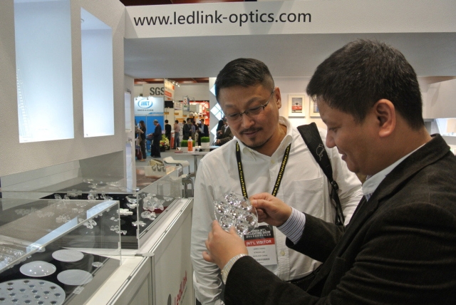 圖為雷笛克董事長唐德龍（右）在台灣國際照明科技展現場為客戶解說。 聯合報系資料照片
