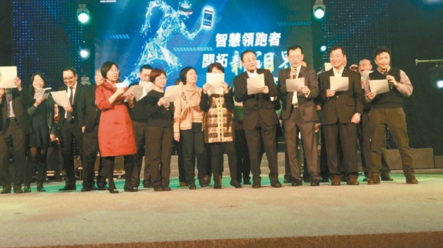 冠捷總裁宣建生(前右四)與主管在尾牙中，合唱「夢想從心開始」。 記者張義宮／攝影