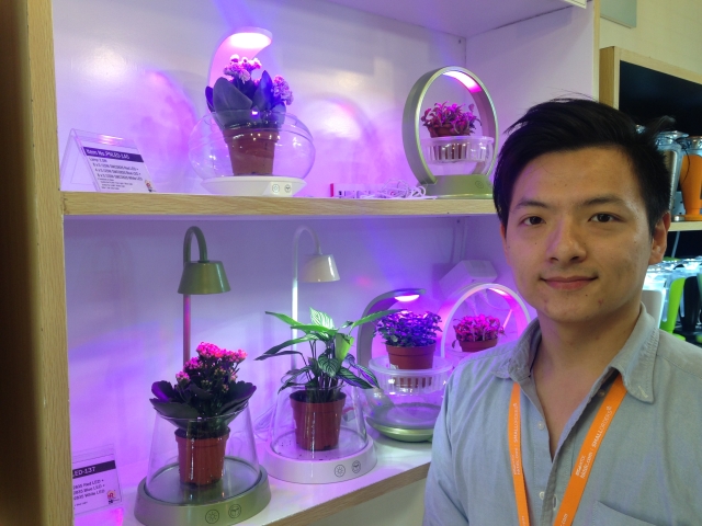 偉聖國際產品企畫處陳逸修介紹一系列LED植物成長燈。（來源：中經社）