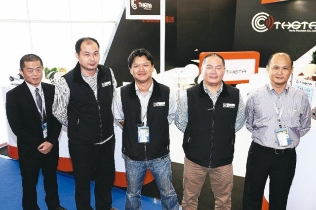 董事長李智偉（中）、總經理施金調（右二）與釸達菁英夥伴合影。 黃奇鐘／攝影