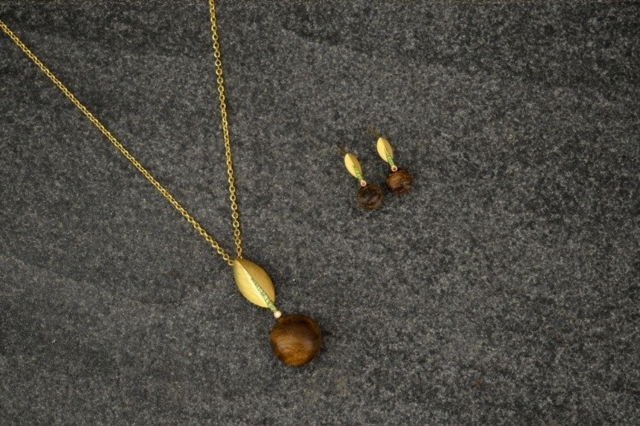 富山香堂將沉香與珠寶飾品做結合，開發出耳環、項鍊等上百種沉香文創商品。 富山/提供
