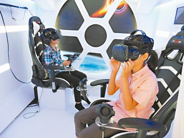 「魔法VR巴士」巡迴活動，昨在南瀛天文館舉行啟動儀式，小朋友開心體驗VR奧妙。 記者謝進盛／攝影