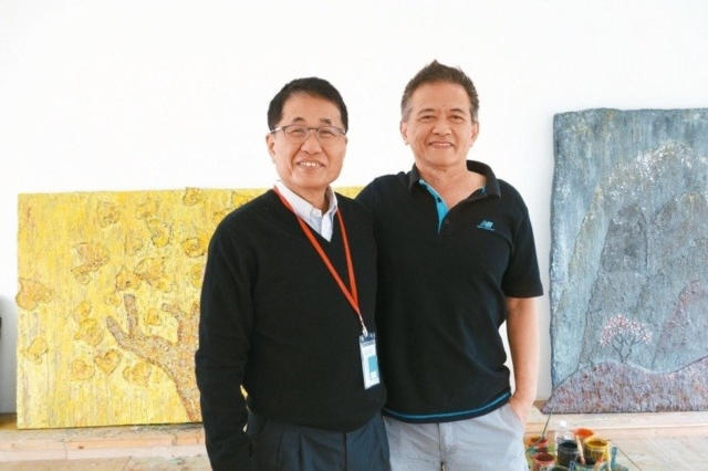 大舜集團董事長王慶祥（左）與進駐大新美術館的台灣藝術家曾英棟。 特派記者郭玫君／攝影